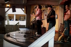 The Sound performing 'The Old Rugged Cross'